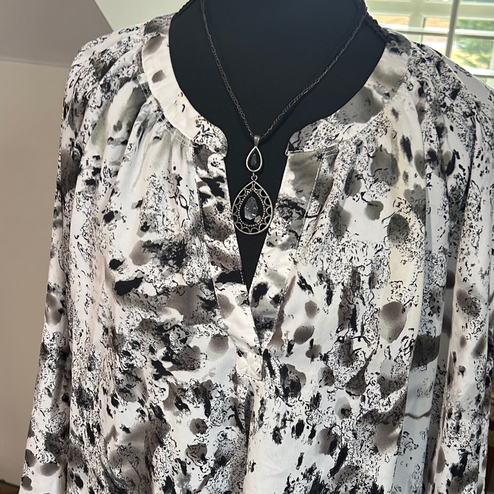 Sioni Monochrome Abstract Blouse - Picture 2 of 6